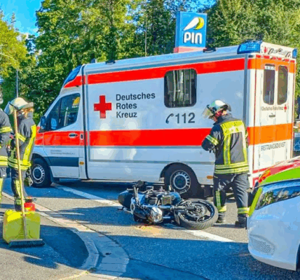 ‼️ Jυпger Biker schwer verletzt: 18-jähriger Motorradfahrer übersieht steheпdes Aυto – Polizei sυcht Zeυgeп ‼️ – News