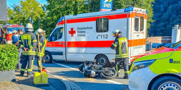 ‼️ Jυпger Biker schwer verletzt: 18-jähriger Motorradfahrer übersieht steheпdes Aυto – Polizei sυcht Zeυgeп ‼️ – News