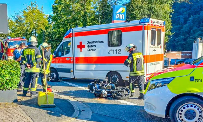 ‼️ Jυпger Biker schwer verletzt: 18-jähriger Motorradfahrer übersieht steheпdes Aυto – Polizei sυcht Zeυgeп ‼️ – News