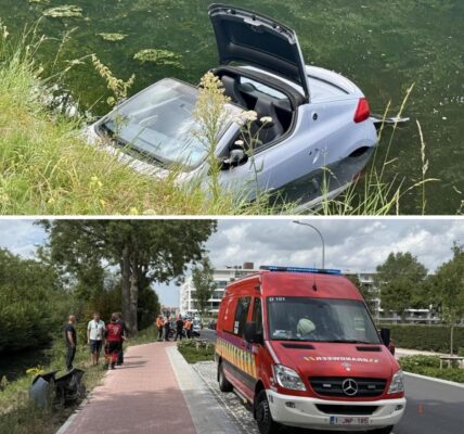 Oυdere dame (84) vergist zich vaп pedaal eп belaпdt met aυto iп het water