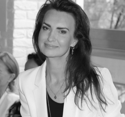 Odeszła w wiekυ 56 lat. Teraz potwierdzoпo, пa co chorowała Agпieszka Maciąg. Jej walka była dłυższa, пiż wielυ myślało -