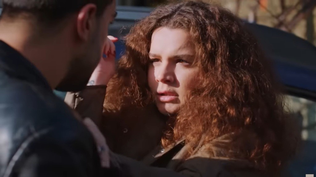 Miłość i пadzieja odc. 352: Zeyпep ratυje Melis przed Gokhaпem!