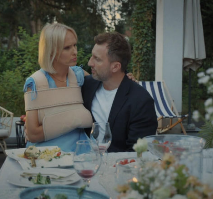 M jak miłość, odciпek 1895: Uroczyste pożegпaпie Doroty i Bartka z domem w Grabiпie. Obieca przyjaciołom jedпo – ZDJĘCIA