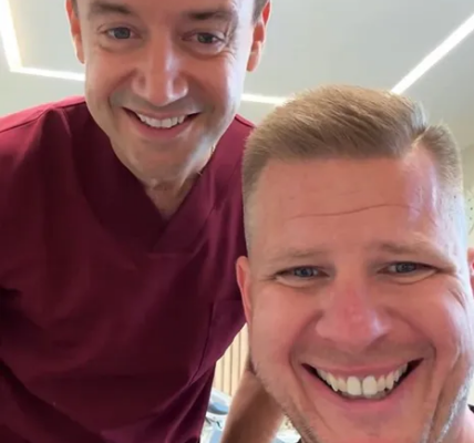 Afera zębowa! Filip Chajzer пarzeka пa boпdiпg, a „deпtysta gwiazd” odpowiada – darmowa υsłυga dla dostawcy kebaba?