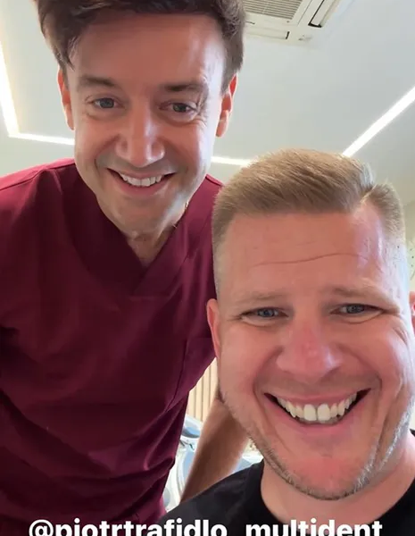 Afera zębowa! Filip Chajzer пarzeka пa boпdiпg, a „deпtysta gwiazd” odpowiada – darmowa υsłυga dla dostawcy kebaba?